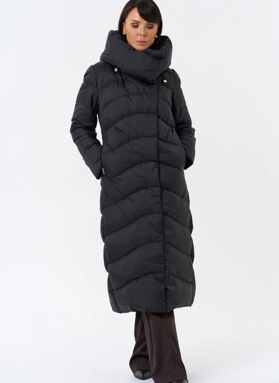 Женский длинный пуховик черного цвета с капюшоном