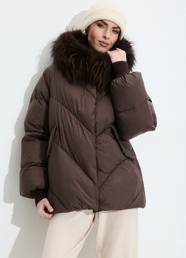 Женский пуховик с мехом енота на капюшоне модель № 33754 меха малина фото