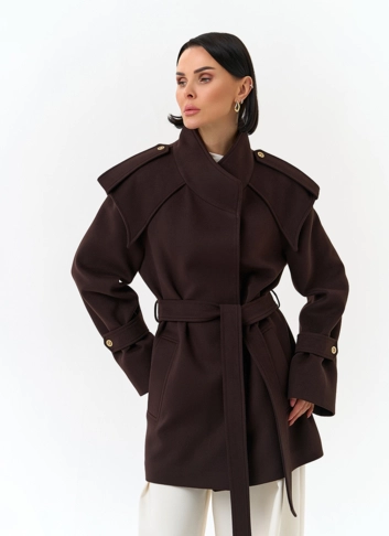 Женское укороченное пальто с акцентными плечами