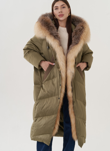 Пуховик с отделкой капюшона из меха лисы 