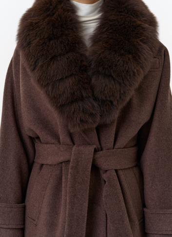 Женское утепленное пальто с отделкой из меха песца