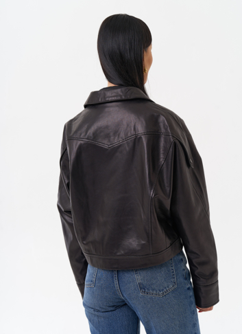 Черная кожаная куртка