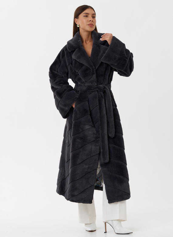 Длинное пальто из эко меха серого цвета