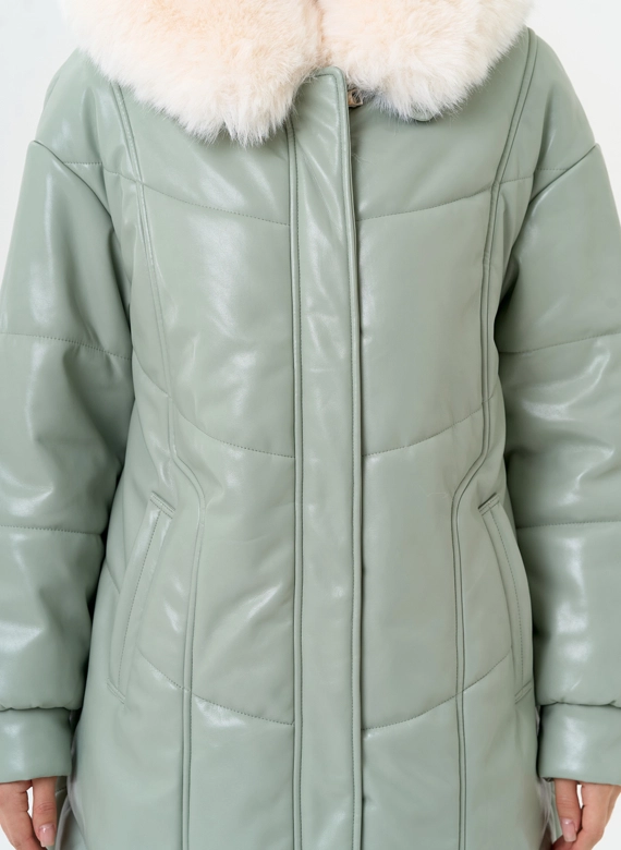 Женский пуховик из эко кожи с отделкой из эко меха фото