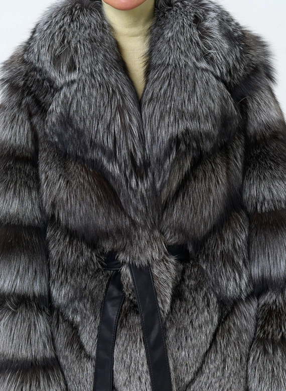 Женская шуба из меха чернобурой лисы фото