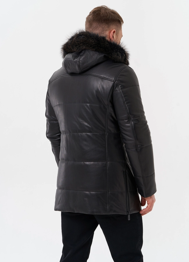 Пуховик из натуральной кожи с отделкой из меха енота модель № 25458 в кредит