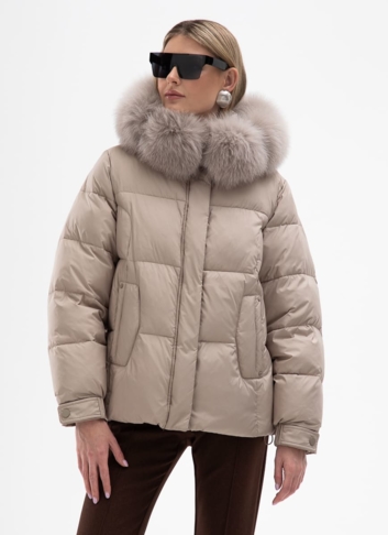 Короткий пуховик с капюшоном из меха песца