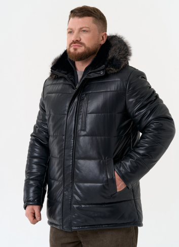 Пуховик из эко кожи с капюшоном из меха енота