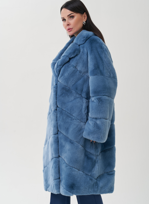 Шуба из меха кролика синего цвета с английским воротником
